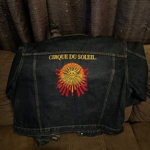 JEANS VEST "CIRQUE DU SOLEIL" NICE GRAPHIC NEVER WORN
